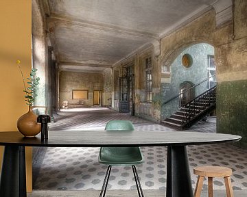Verlassenes Treppenhaus im Beelitz-Komplex, Deutschland. von Roman Robroek – Fotos verlassener Gebäude