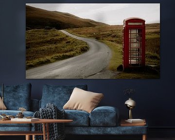 Klassieke rode telefooncel op Isle of Skye van Tes Kuilboer