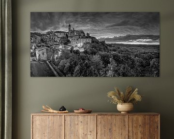 Montepulciano im schönen  Abendlicht in schwarz weiß von Manfred Voss, Schwarz-weiss Fotografie