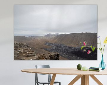 Landschap van bergen en zicht op de zee , IJsland | Reisfotografie van Kelsey van den Bosch