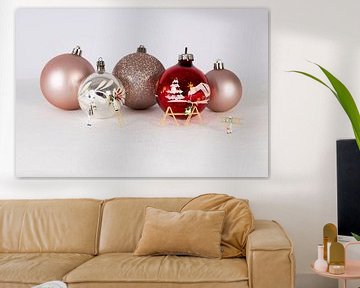 Painting Christmas baubles by LUNA Fotografie