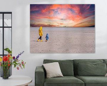 Vrouw loopt op het strand met haar kind van Animaflora PicsStock