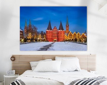 Winteransicht des Holstentors in Lübeck, Deutschland von Michael Abid