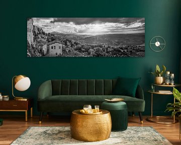 Montepulciano in zwart en wit zonlicht van Manfred Voss, Zwart-Wit Fotografie
