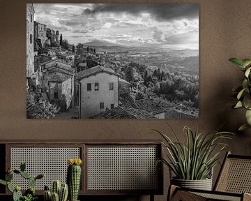 Montepulciano im Sonnenlicht in schwarz weiß von Manfred Voss, Schwarz-weiss Fotografie