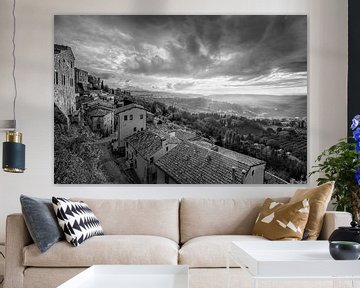 Sonniges Montepulciano in schwarz weiß von Manfred Voss, Schwarz-weiss Fotografie