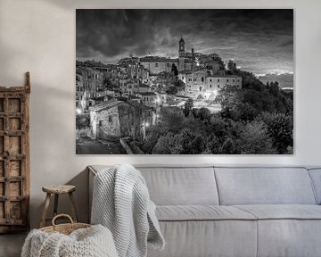 Montepulciano dans la lumière du soir en noir et blanc sur Manfred Voss, Schwarz-weiss Fotografie
