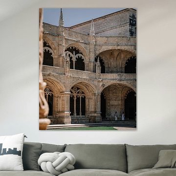 2 dames visitant le couvent.