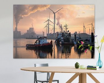 Sleepboot Waterpoort in de Eemshaven tijdens koude ochtend van Jan Georg Meijer