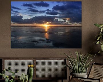 Sonnenuntergang im Meer mit schönen Wolken von Diana Stubbe