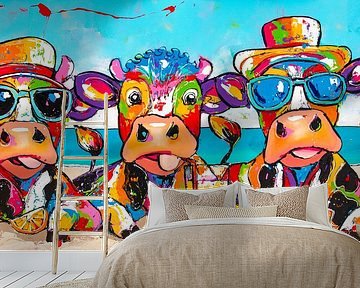 Fröhliche Kühe mit Cocktails am Strand von Happy Paintings