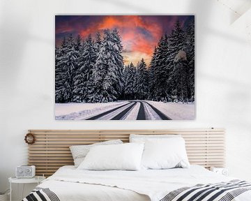 Schneebedeckte Straße in einer Winterlandschaft von Animaflora PicsStock