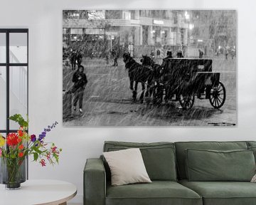 Pferd und Kutsche in winterlicher Straßenszene von Alwin Koops fotografie