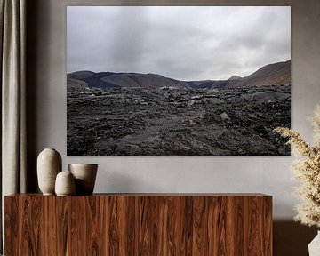 La lave en Islande avec le volcan en arrière-plan | Photographie de voyage sur Kelsey van den Bosch