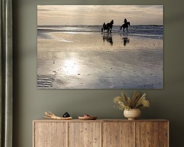 Paarden op het strand tijdens een zonsondergang van eric van der eijk