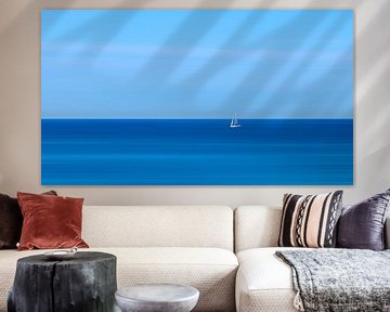 Segleboot im blauen Mittelmeer von Frank Kremer