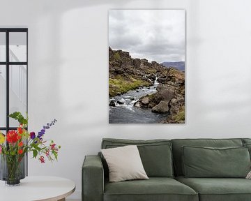 Paysage avec de l'eau qui coule entre des rochers en Islande | Photographie de voyage sur Kelsey van den Bosch