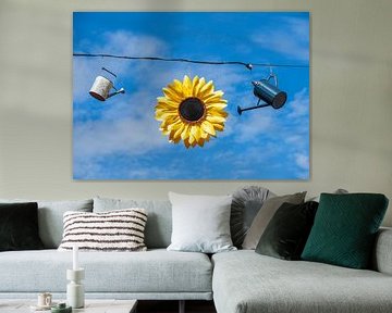 Sonnenblume und alte Gießkannen unter blauem Himmel von ManfredFotos