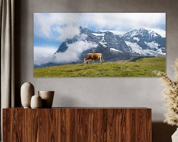 grazende koe  voor Eiger Northface Zwitserse Alpen van SusaZoom