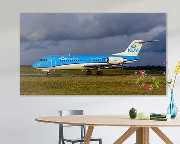 Taxiënde KLM Cityhopper Fokker 70.