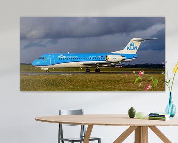 Taxiënde KLM Cityhopper Fokker 70.