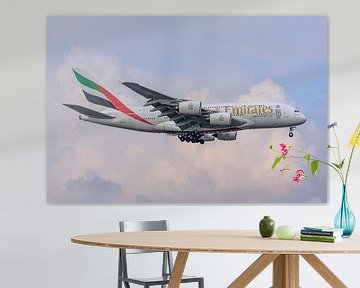 L'Airbus A380 d'Emirates s'apprête à atterrir à l'aéroport de Schiphol. sur Jaap van den Berg