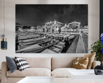 Hafen von Bardolino am Gardasee im schwarz weiß von Manfred Voss, Schwarz-weiss Fotografie