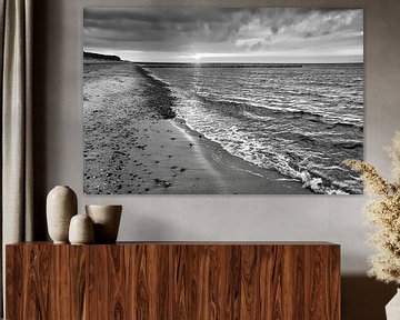 Op het strand van de Baltische Zee in zwart-wit van Martin Köbsch