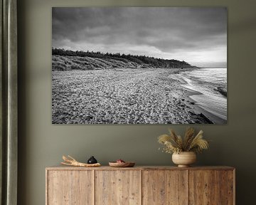 Op het strand van de Baltische Zee in zwart-wit van Martin Köbsch