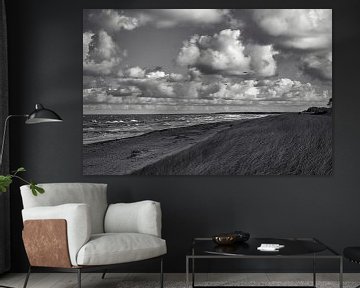 Op het strand van de Baltische Zee in zwart-wit van Martin Köbsch