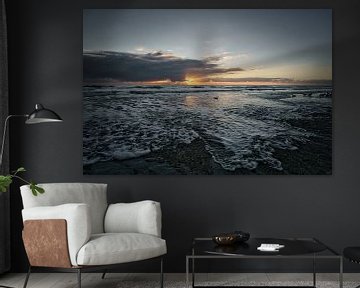 Op het strand van Blåvand bij zonsondergang aan zee van Martin Köbsch