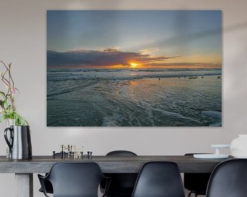 Op het strand van Blåvand bij zonsondergang aan zee van Martin Köbsch