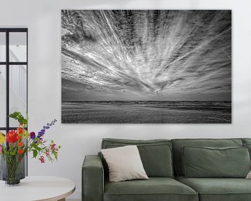 wolken met windveren boven de Noordzee