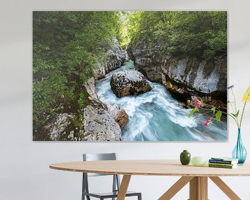 La rivière Soča s'écoule avec une grande force dans les gorges de Velika Korita