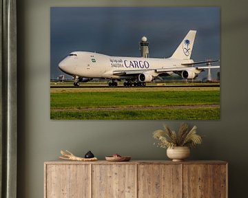 Abfliegende Boeing 747-400 der Saudi Arabian Cargo. von Jaap van den Berg