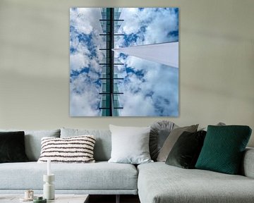 Reflexionen von Wolken in einem Glasgebäude von Silvia Thiel
