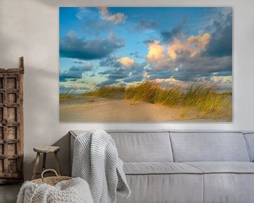 Zonsondergang op het strand van Texel met zandduinen op de voorgrond