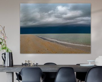 Sonnenaufgang am Strand der Insel Texel mit Annäherung einer Gewitterwolke von Sjoerd van der Wal Fotografie