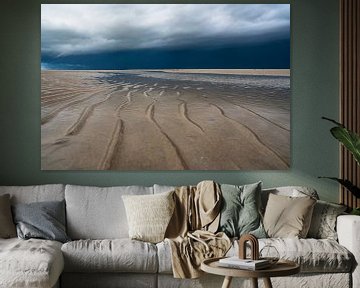 Zonsopgang op het strand van Texel met een naderende stormwolk