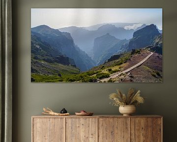 Madère - Canyons du Pico do Arieiro avec prairies vertes, nuages sur adventure-photos