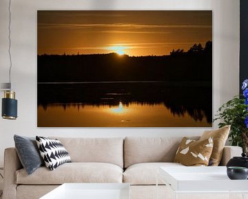 Zonsondergang bij het meer in Zweden