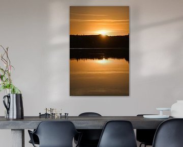 Zonsondergang bij het meer in Zweden