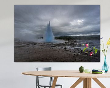 Island - Türkisfarbenes heißes kochendes Wasser, Gipfel des Ausbruchs des Geysirs Strokkur mit Bäumen von adventure-photos