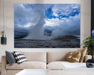 Islande - Forte éruption au geyser Strokkur sur adventure-photos