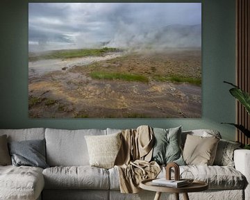 IJsland - Stoomende grond en hete rivier bij geiser Strokkur van adventure-photos