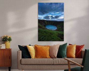 Island - Kerid-Kratersee zur blauen Stunde, in dem sich die Wolken spiegeln von adventure-photos