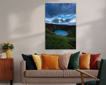 Islande - Lac de cratère Kerid à l'heure bleue, reflétant les nuages sur adventure-photos