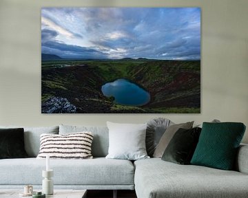 Island - Bewölkter Himmel am Kerid-Kratersee in der Morgendämmerung von adventure-photos