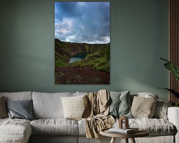 Islande - Terre rouge et plantes vertes au lac de cratère de Kerid sur adventure-photos