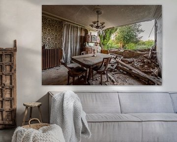 verlaten huis met ingestortte muur. van Ivana Luijten